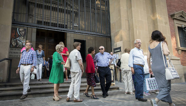 Un grupo de personas a la salida de misa de ocho de la tarde, en la parroquia de San Miguel de Pamplona, el sábado 3 de agosto.