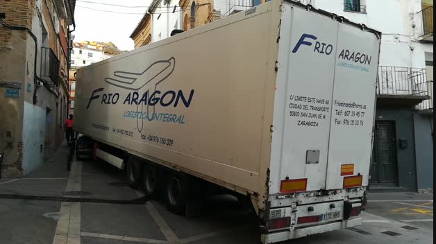 Un camión, atascado en el centro de Ablitas