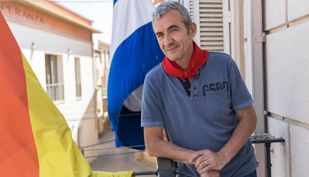 El alcalde de Valtierra, Manuel Resa Conde, posa en el balcón del Ayuntamiento con el pañuelo de fiestas.