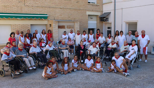 Los residentes junto con sus familiares, trabajadores, autoridades y los niños que participaron.