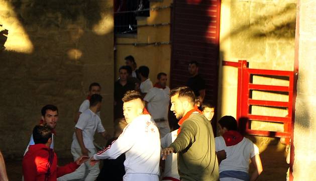 Fotos de la cogida del callejón del tercer encierro de fiestas de Tafalla