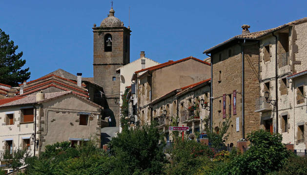 Vista general de Petilla de Aragón, con la torre de la iglesia de San Millán y la casa natal de Santiago Ramón y Cajal (la segunda por la derecha).