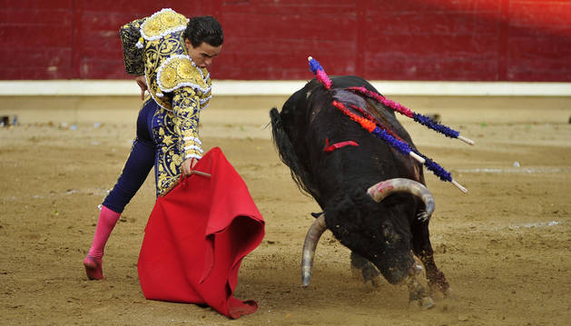 Joaquín Galdós da un derechazo al mejor toro de la corrida de Buenavista, Gallero, al que cortó dos orejas.