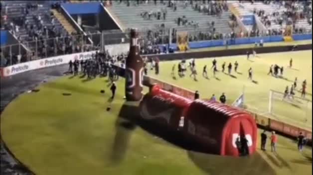 Tres muertos en enfrentamientos en un estadio de fútbol de Honduras