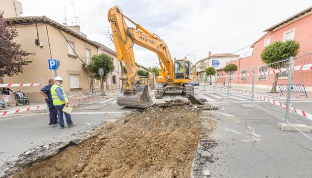 Una excavadora trabaja en la confluencia de la calle Río Madre y la avenida del Barrio.