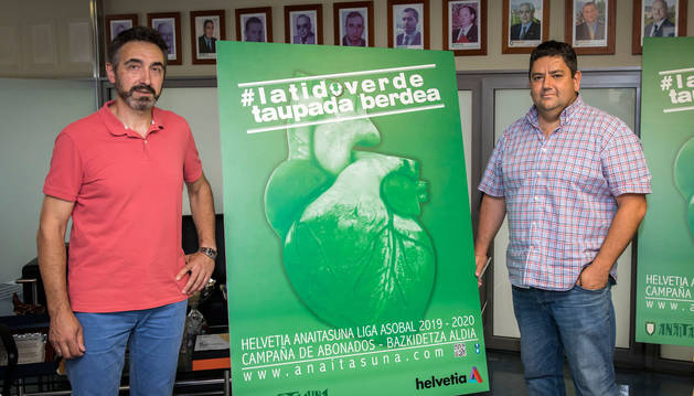 Miguel Ollacarizqueta y Javi Gracia posan con el cartel de la campaña de abonados para la temporada 19/20.