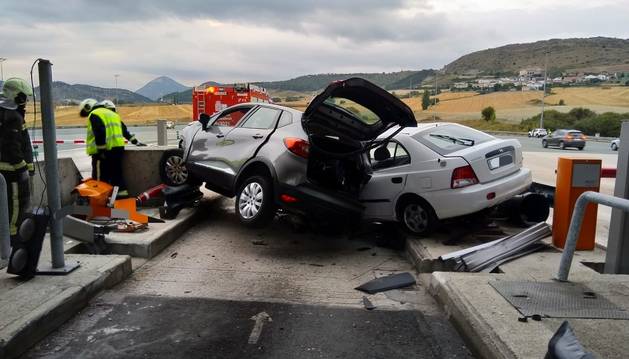 Impactante choque en el peaje de Zuasti