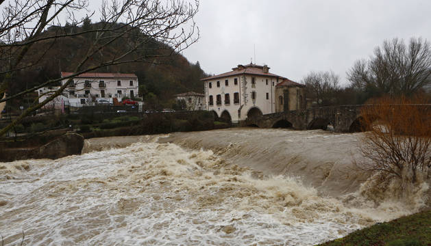 Gurelur denuncia un vertido de plásticos al río Ulzama en Arre
