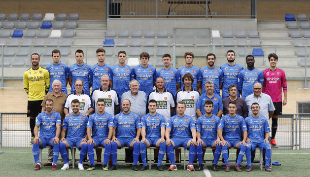 La plantilla y cuerpo técnico del Valle de Egüés para esta temporada, ayer en Sarriguren.