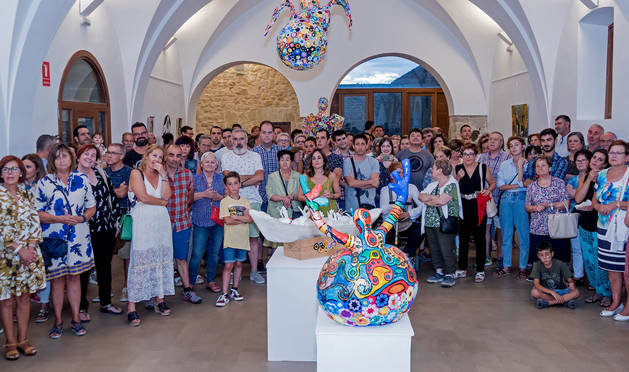 Foto de las decenas de vianeses que participaron en el acto de inauguración de la muestra que permanecerá abierta hasta el 8 de septiembre.