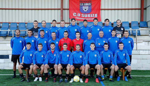 La plantilla del Subiza para la temporada 2019/2020 posa ayer en el campo de Sotoburu.
