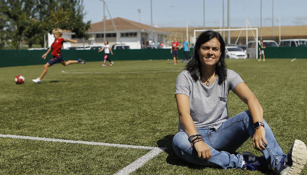 Izaskun 'Kakun' Mainz, sentada en uno de los campos de hierba artificial de Tajonar, donde un grupo de niños y niñas jugaban al fútbol el pasado martes.