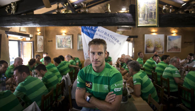 Iker Mariezkurrena, con la bandera de La Concha al fondo, celebró este lunes la victoria comiendo con toda la plantilla de la Ama Guadalupekoa en el Kupela de Hondarribia.