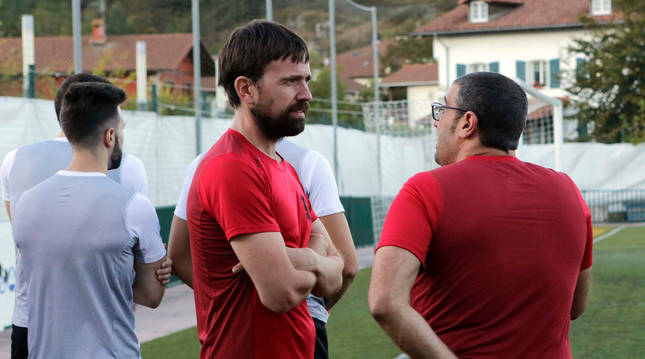 El entrenador del Beti Kozkor, Rodri Fernández, charla con su analista táctico, Álvaro Etxarri, durante una sesión de entrenamiento.