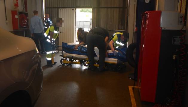 Herido un trabajador al golpearle en la cabeza una puerta metálica en Pamplona
