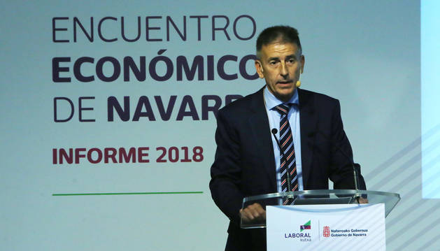 foto de El responsable de estudios de Laboral Kutxa, Joseba Madariaga, en la presentación del informe