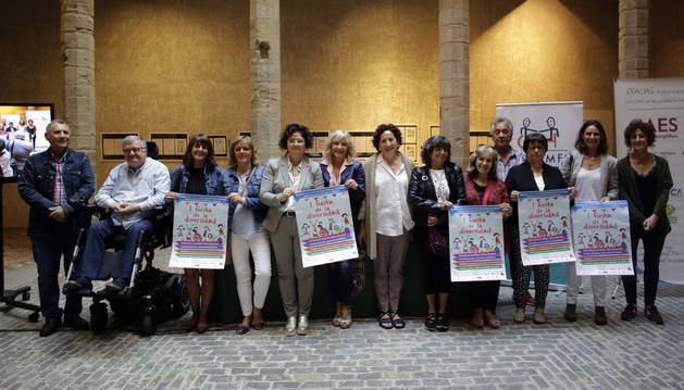 Foto de la consejera Maeztu y la concejala Caballero, con representantes de las entidades agrupadas en Cocemfe Navarra, en Condestable.
