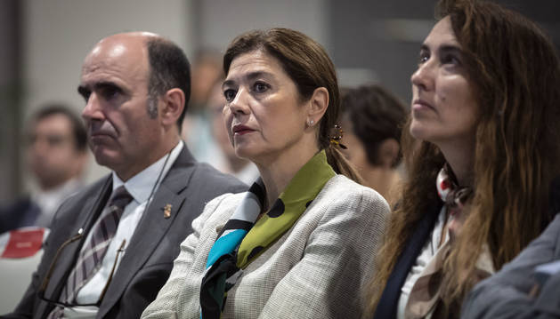 Foto de Carmen Becerril, segunda por la izquierda, junto al consejero de Desarrollo Económico Manu Ayerdi.
