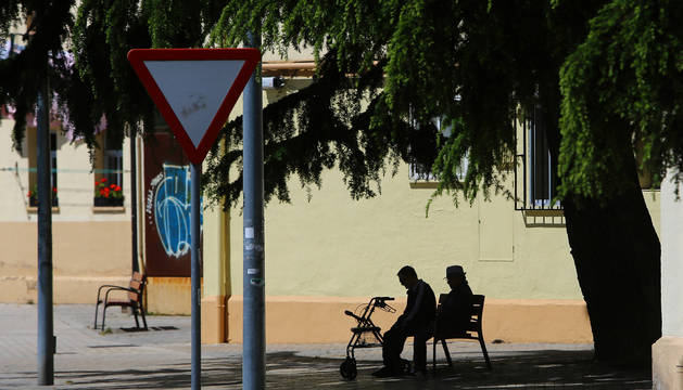 Foto de archivo de personas mayores en el barrio de La Milagrosa, de Pamplona.