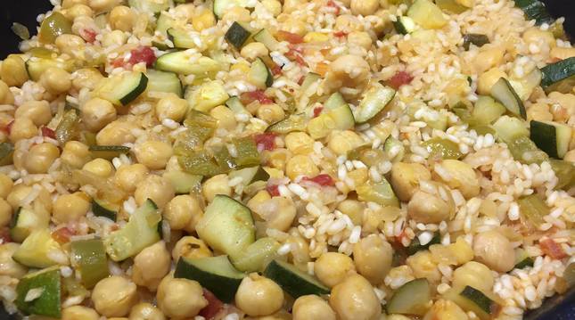 La opción perfecta si queremos tener un solo plato muy completo. Hidratos, legumbres con sus proteínas y verduras.