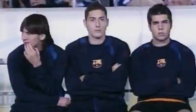 Leo Messi, Damià Abella y Rubén Martínez, sentados en el banquillo del Lluís Companys hace 15 años exactos. El argentino debutó en el minuto 84.