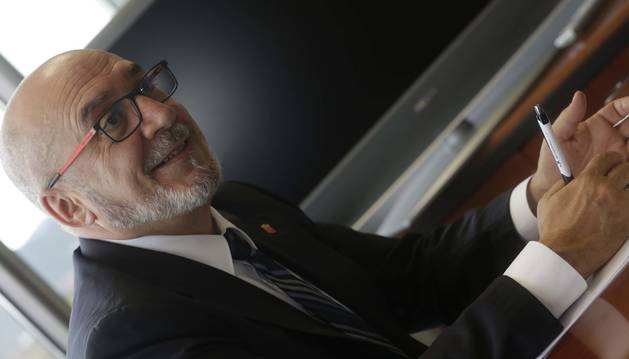 Juan Cruz Cigudosa sonríe durante un momento de la entrevista en su despacho en Tracasa. Allí ha desembarcado con un equipo de “marcianos” para poner en marcha la nueva cartera.