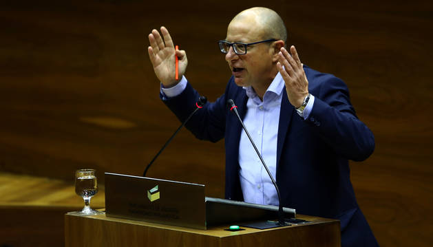 Carlos Gimeno, desde el atril, en una intervención en el Parlamento de Navarra.