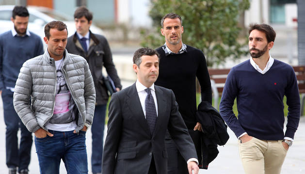 Los jugadores del Betis, Amaya, Figueras y Molina, acuden al Palacio de Justicia de Navarra para declarar por el caso Osasuna en enero de 2015.
