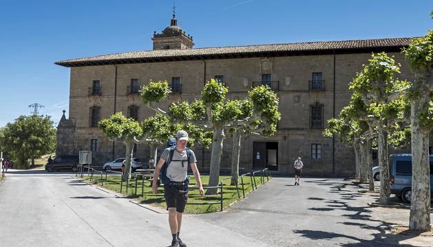 Un peregrino a su paso por el Monasterio de Irache, donde San Veremundo fue monje y abad.