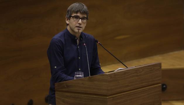 foto de El parlamentario de Geroa Bai Jabi Arakama, durante una intervención en un pleno del Parlamento