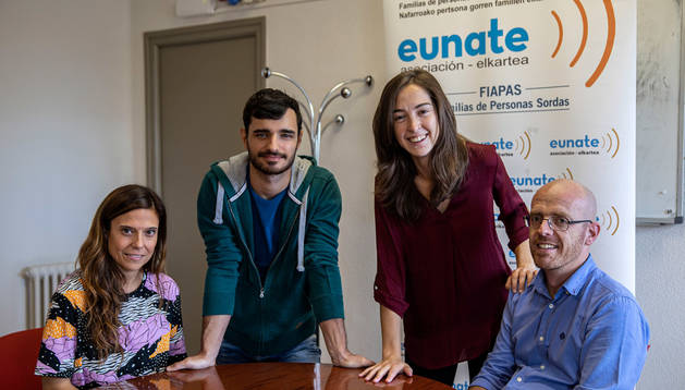 Foto de Nerea Irigoyen Martínez de Vírgala, técnica de Eunate; Julen López López y Amaia Jaúregui Idoate, jóvenes sordos; e Ignacio Toni  Echeverría, presidente de la asociación.
