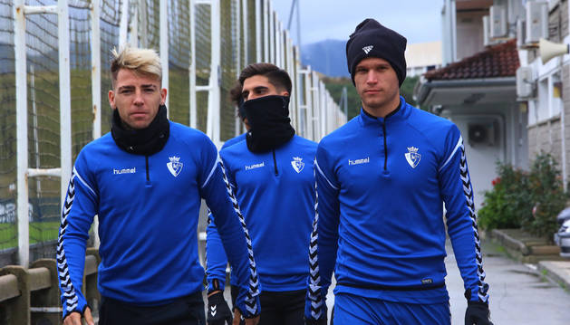 Brandon y Cardona, junto a Nacho Vidal en la foto tomada este viernes en Tajonar, son aspirantes a ocupar la vacante del Chimy Ávila.