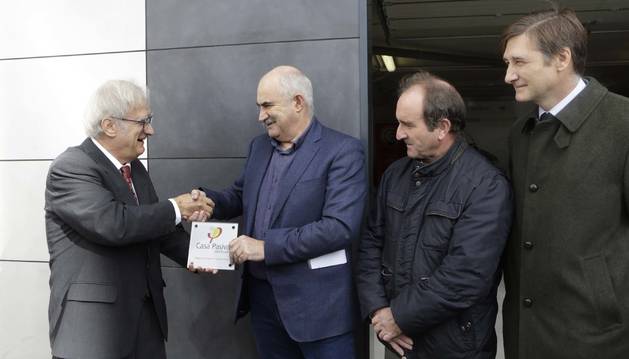 Wolfgang Feist (izq.) estrecha la mano a José Mª Aierdi, ante Manuel Romero e Iñigo Eugui (dcha).