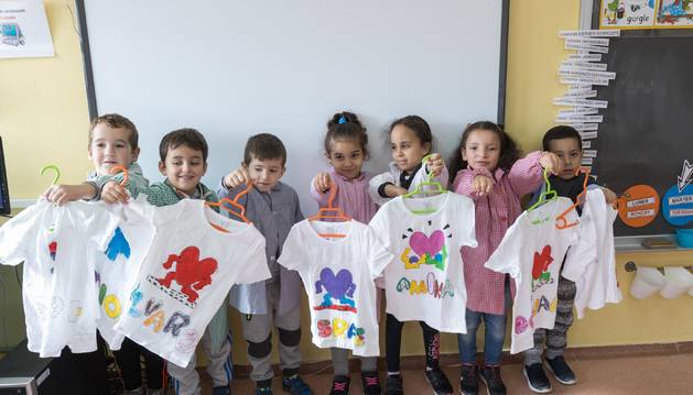 Un grupo de alumnos de este centro muestran las camisetas decoradas por ellos mismos.