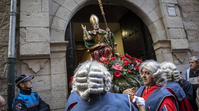 La ciudad de Pamplona celebra este viernes la festividad de su patrón, San Saturnino, con la tradicional procesión y misa en honor al santo y la salida de la comparsa Gigantes y Cabezudos.