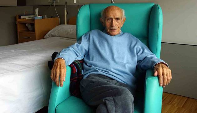 Imagen de José Donázar Urzainqui en una habitación de la Casa de Misericordia, donde vive desde hace cerca de dos años.