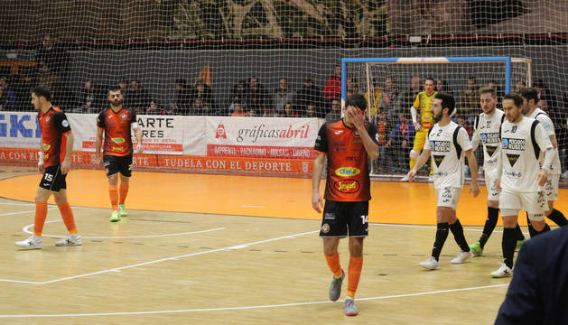 El jugador del Aspil Lucas, con gesto de desolación, tras uno de los goles del Burela.