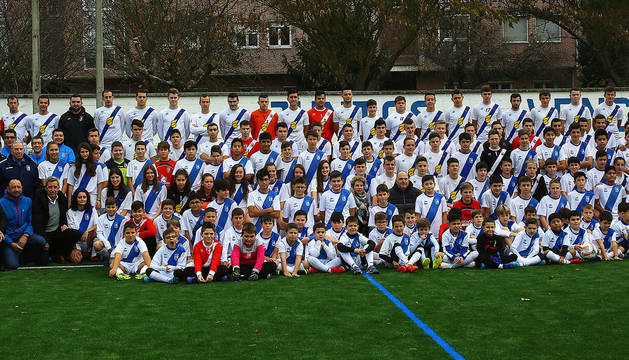 Las autoridades invitadas posan junto a los doce equipos de fútbol de Cantolagua en el acto de inauguración.