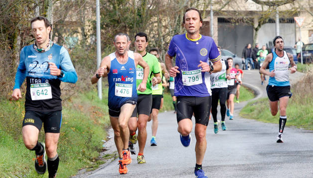 Foto de un grupo de corredores, durante la celebración del Cross Popular de la Txantrea del pasado año.