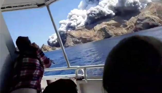 Erupción del volcán Whakaari en Nueva Zelanda