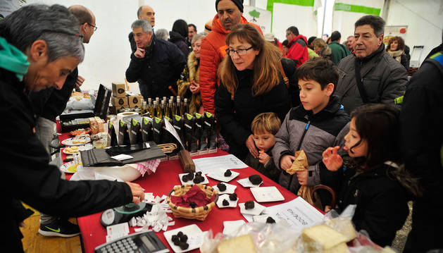Foto de los visitantes comprando productos relacionados con la trufa durante la edición pasada de la feria.
