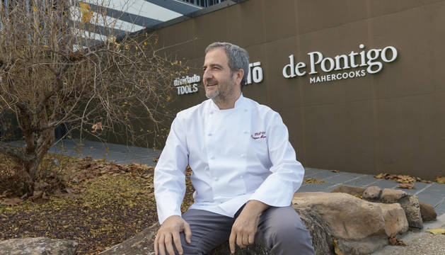 Enrique Maher posa con la chaquetilla junto a la planta de catering de Maher en Cintruénigo.