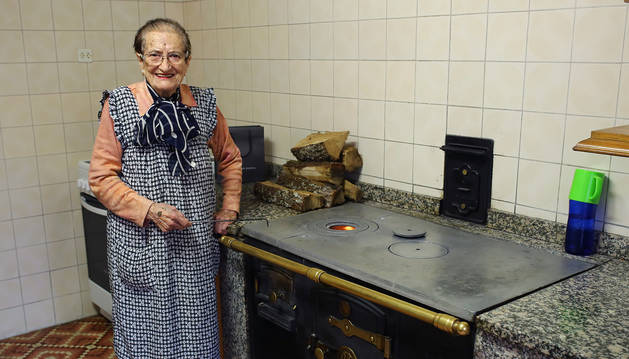 Maruja Vigorra, el lunes, a cuatro días de cumplir 90 años en su cocina de casa Zamargin, en Senosiáin.