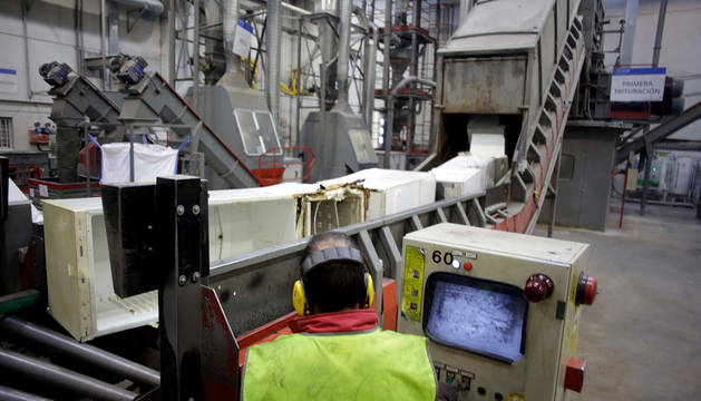Foto de un operario mientras trabaja en el proceso reciclado de aparatos de frío en las instalaciones de Ecointegra.