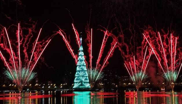 Río enciende el árbol de Navidad flotante más grande del mundo