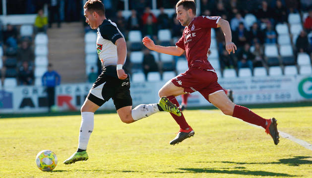 David Soto trata de irse en velocidad de la presión de un jugador de la Cultural Leonesa.