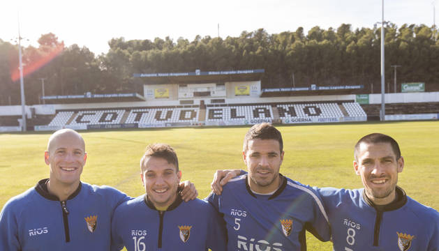 Foto de los jugadores del Tudelano que proceden de localidades de la Ribera posan juntos en el Ciudad de Tudela. De izquierda a derecha: Fernando Delgado, de Murchante; David Soto, de Ablitas; Jesús Lalaguna, de Cortes; y David Lázaro, de Cabanillas.