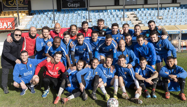 Foto de los jugadores del Tudelano posaron con el cuerpo técnico y el presidente del club, Jesús Miranda (1º izda.), en un entrenamiento previo al partido de esta tarde.