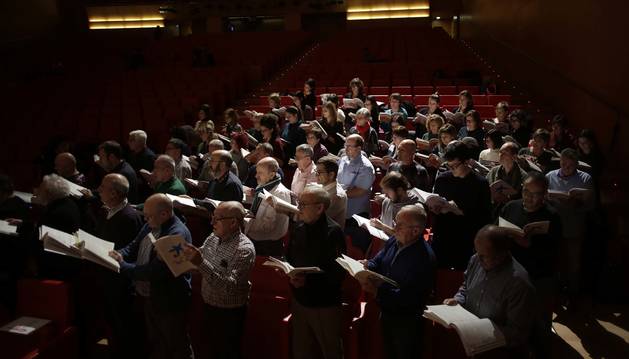 Foto de los cantantes aficionados que asistieron ayer al ensayo general de 'El Mesías' participativo, a las 20 horas, en la sala principal de Baluarte.