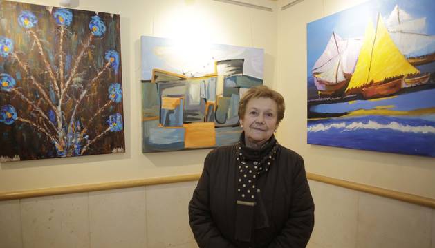 Foto de Tomasa Arístregui González, de 90 años, posa ante algunos de sus cuadros en la que es su primera exposición de pintura en la Casa de Cultura de Huarte.
